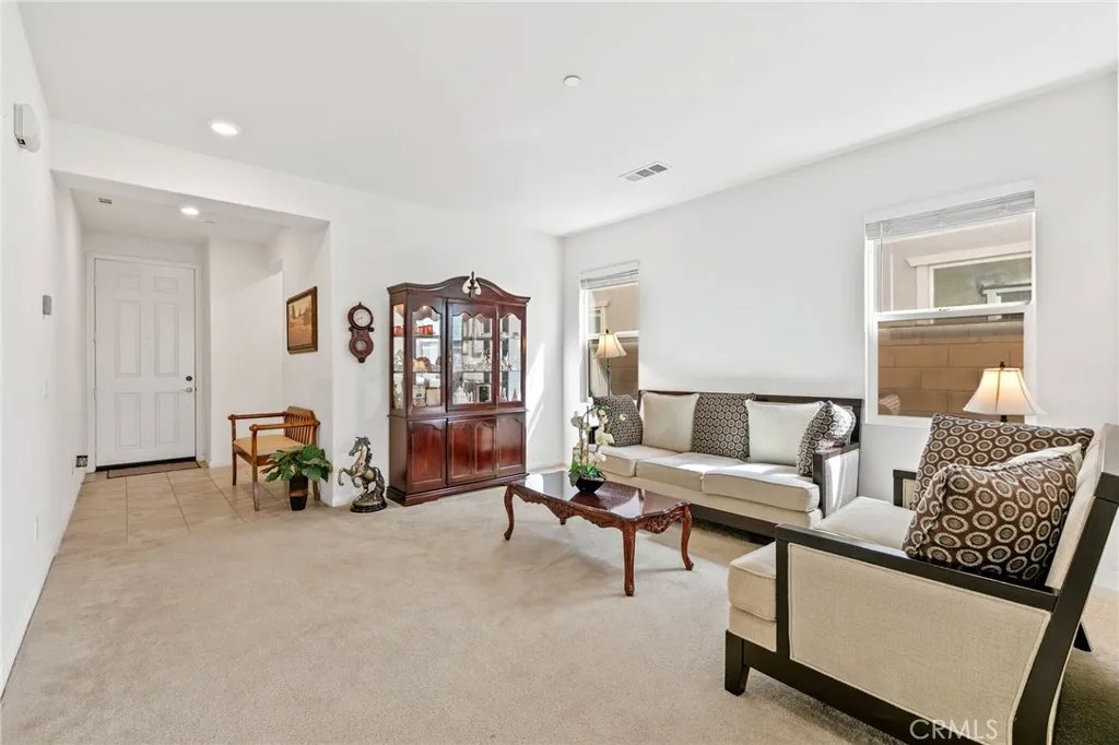 2832 E Howlett