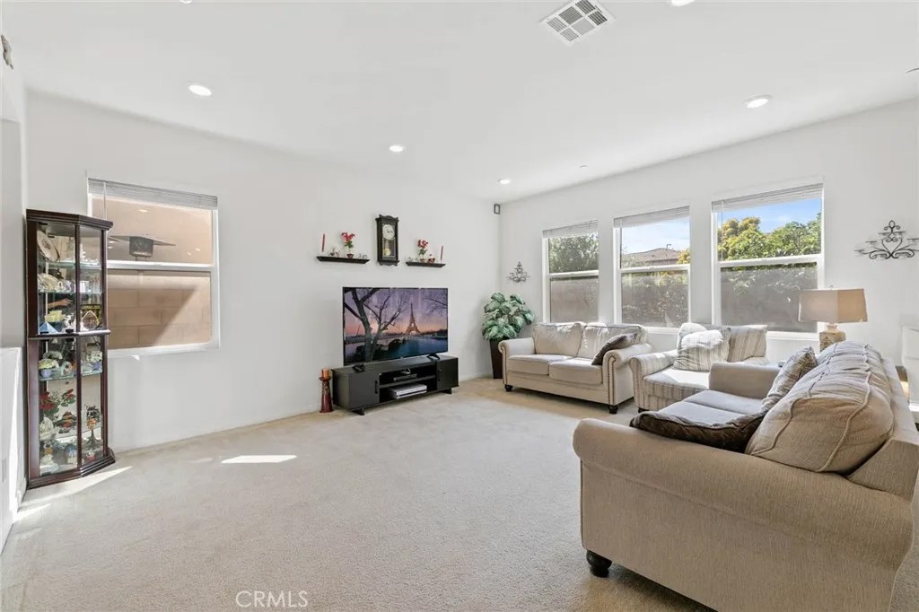 2832 E Howlett