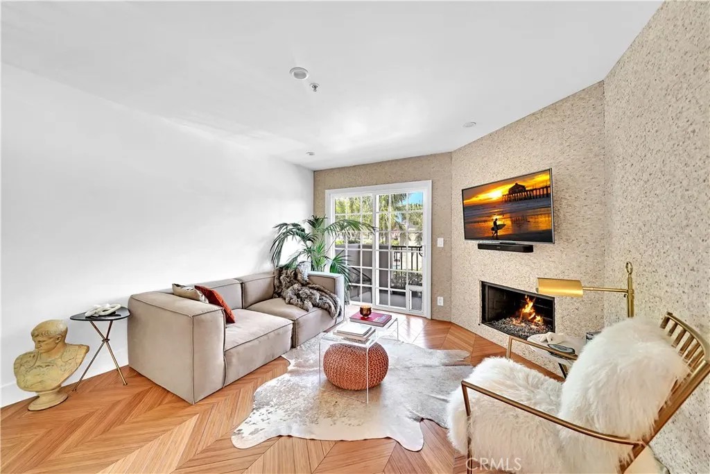 606 Lake Street 28