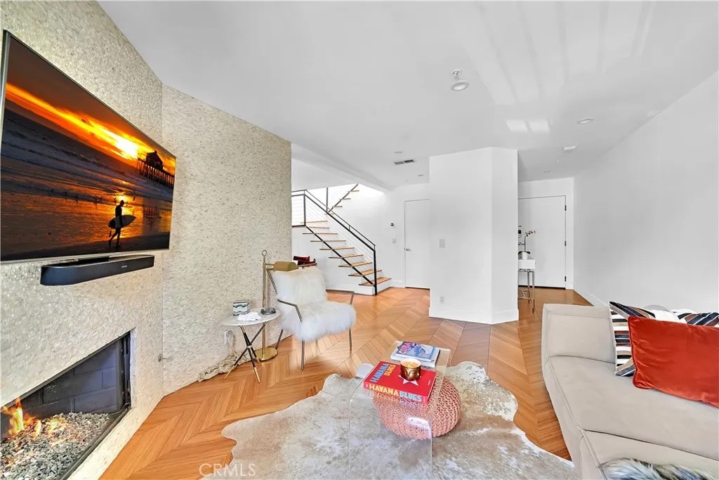 606 Lake Street 28
