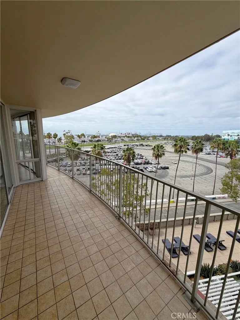 700 E Ocean 808
