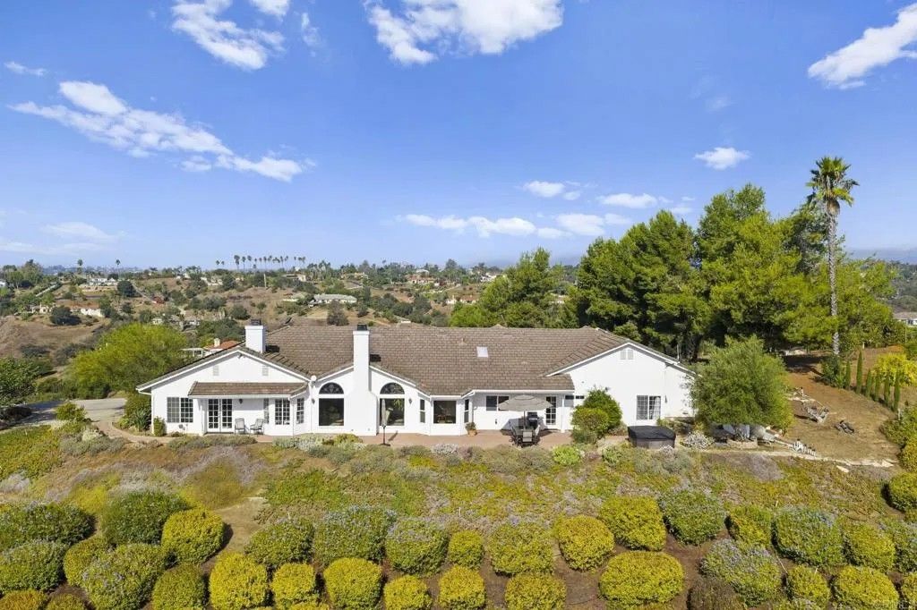 Photo of 2975 Dos Lomas, Fallbrook, CA 92028 (MLS # NDP2509264)