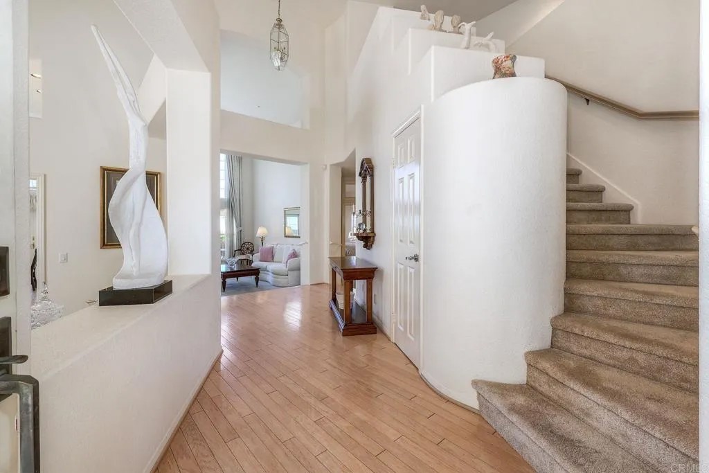 2183 Crest View Glen