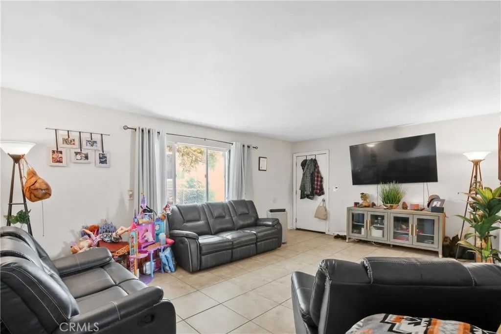 Photo of 563 W Main Street, San Jacinto, CA 92583 (MLS # SW25180259)