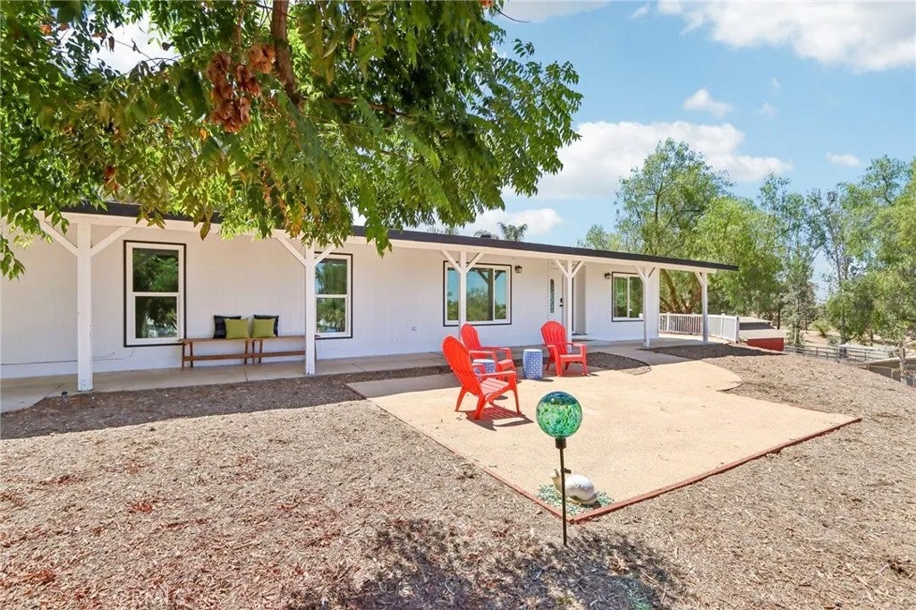 Photo of 36210 Tonto Ln, Temecula, CA 92592 (MLS # SW26157102)