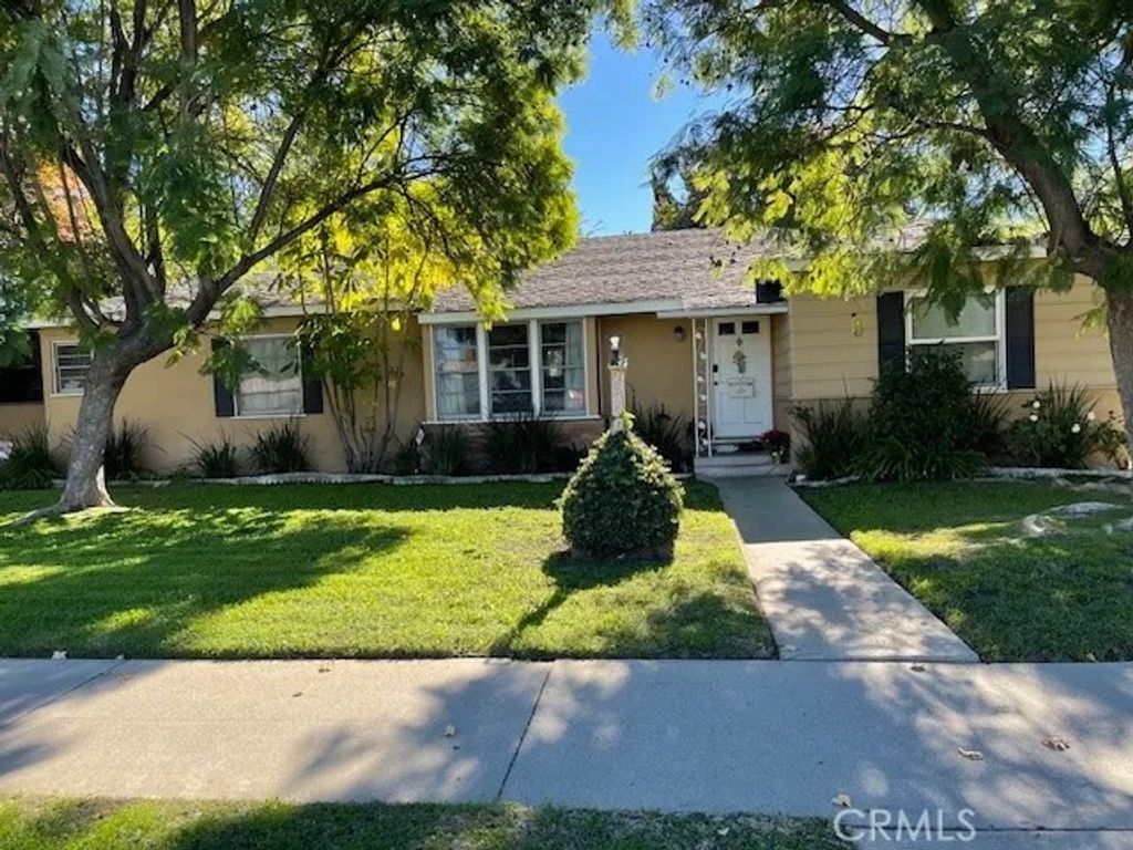Photo of 13430 Oxnard St, Valley Glen, CA 91401 (MLS # SR25272087)