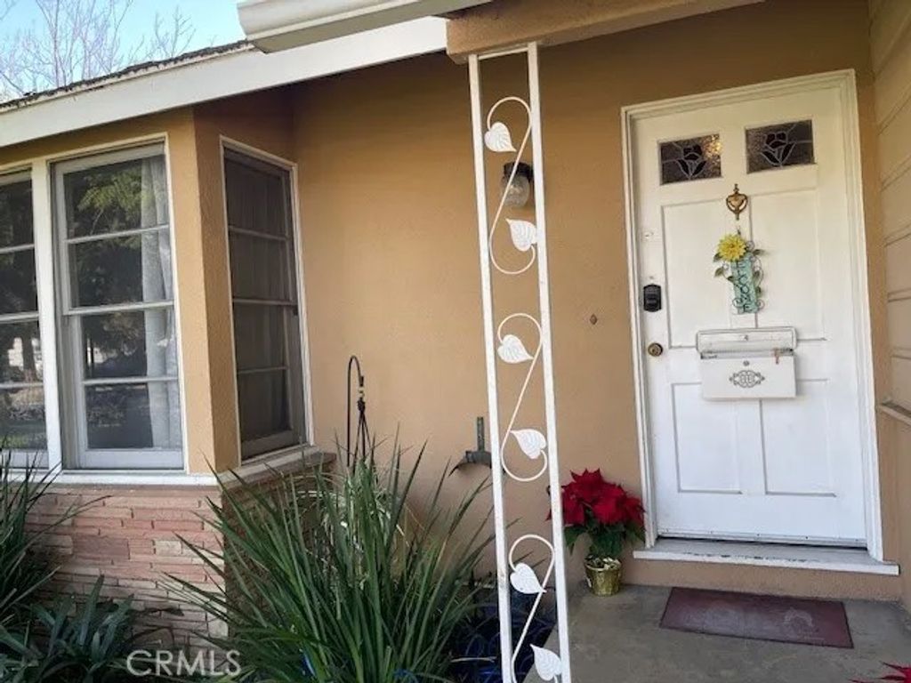 Photo of 13430 Oxnard St, Valley Glen, CA 91401 (MLS # SR25272087)