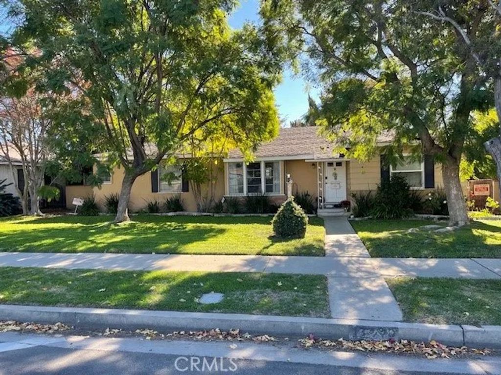Photo of 13430 Oxnard St, Valley Glen, CA 91401 (MLS # SR25272087)