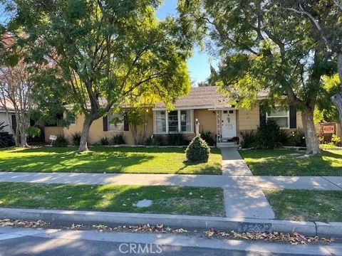 Photo of 13430 Oxnard St, Valley Glen, CA 91401 (MLS # SR25272087)