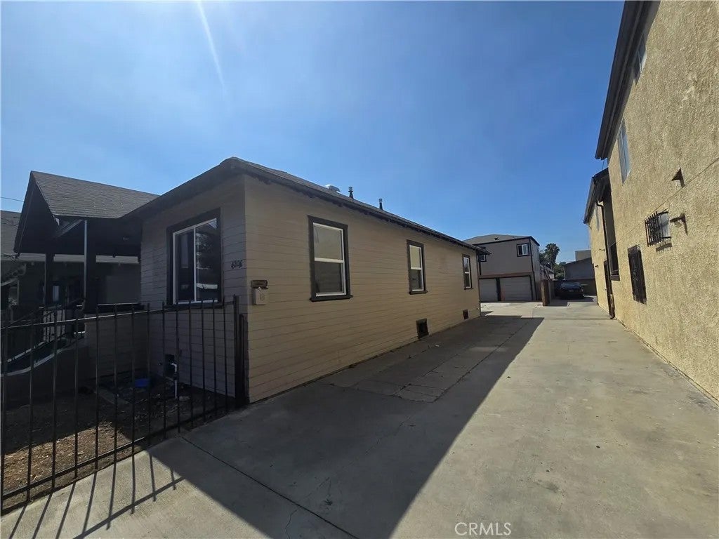 Photo of 420 W 53rd ST, Los Angeles, CA 90037 (MLS # DW26164374)