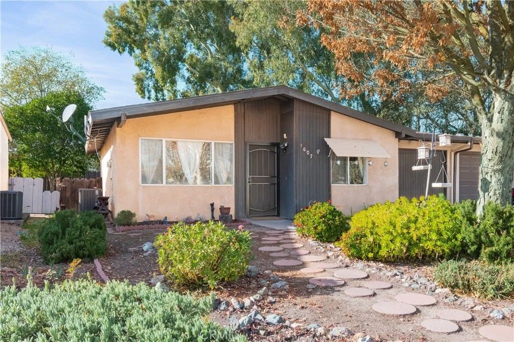 Photo of 1607 Westfield Rd, Paso Robles, CA 93446 (MLS # NS25278780)