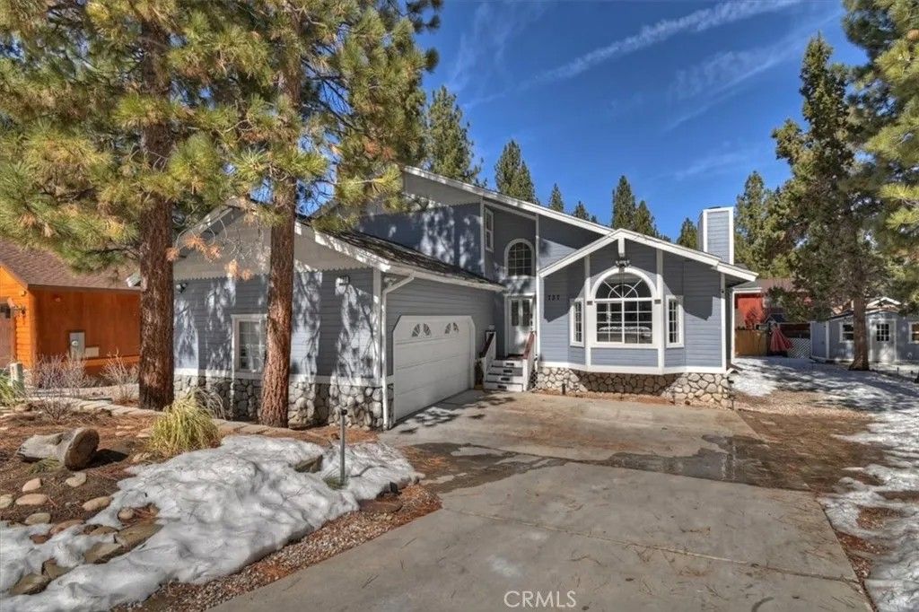 Photo of 737 E Mountain View, Big Bear Lake, CA 92314 (MLS # IG26043460)