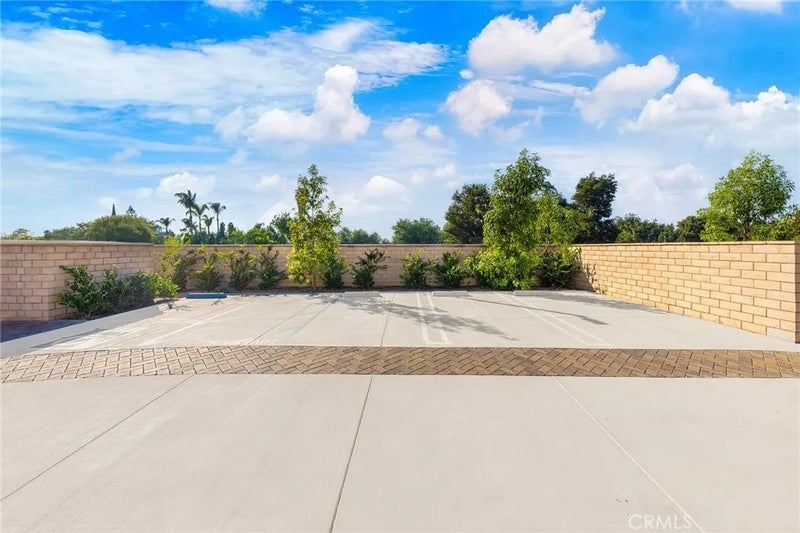 638 W Grand Avenue