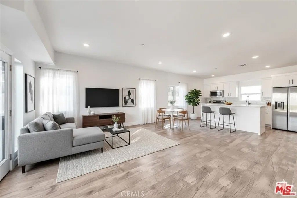 Photo of 3141 S Halm Ave, Los Angeles, CA 90034 (MLS # BB25267085)