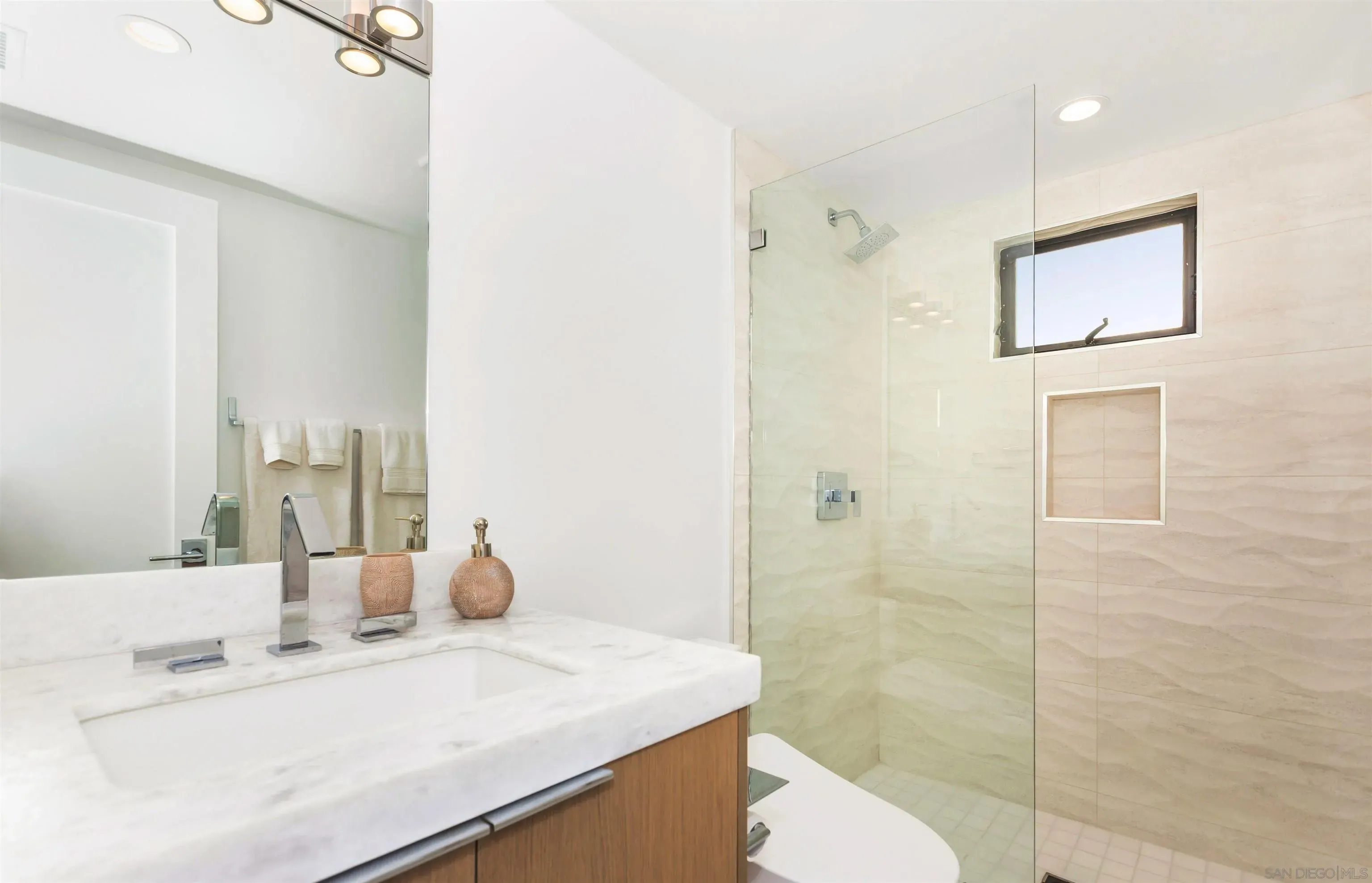 La Jolla, California 92037, United States, 4 Bedrooms Bedrooms, ,5 BathroomsBathrooms,Residential,Active,208672