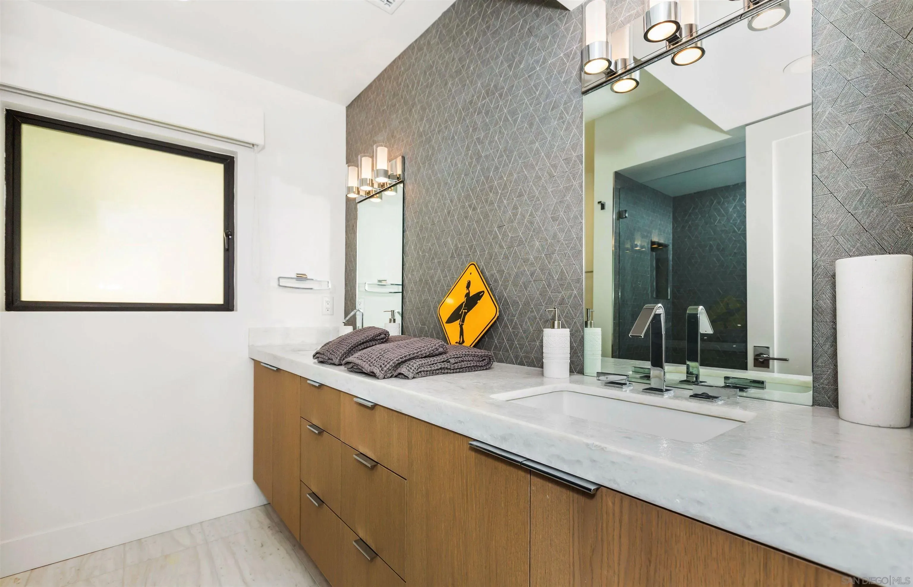 La Jolla, California 92037, United States, 4 Bedrooms Bedrooms, ,5 BathroomsBathrooms,Residential,Active,208672