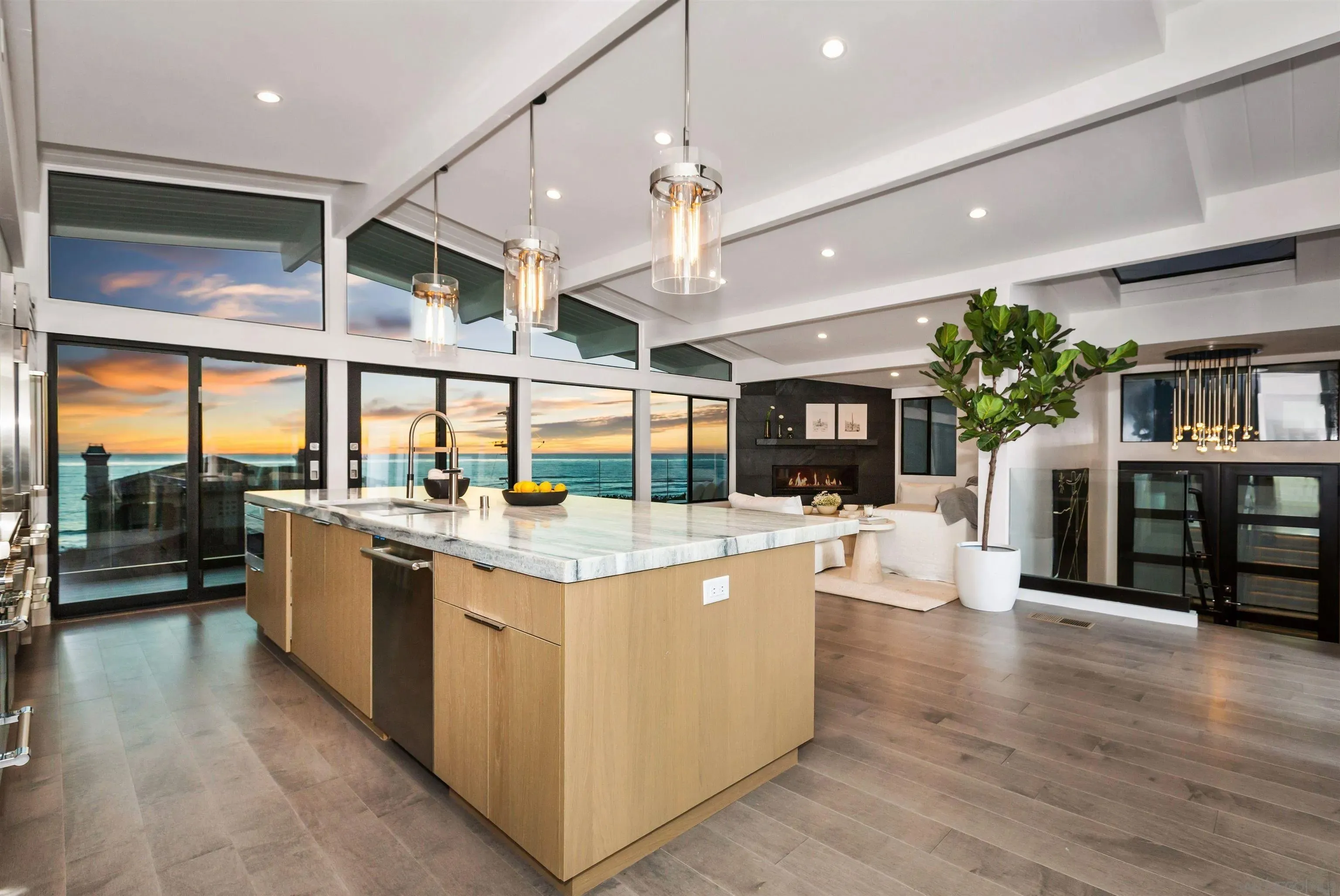 La Jolla, California 92037, United States, 4 Bedrooms Bedrooms, ,5 BathroomsBathrooms,Residential,Active,208672