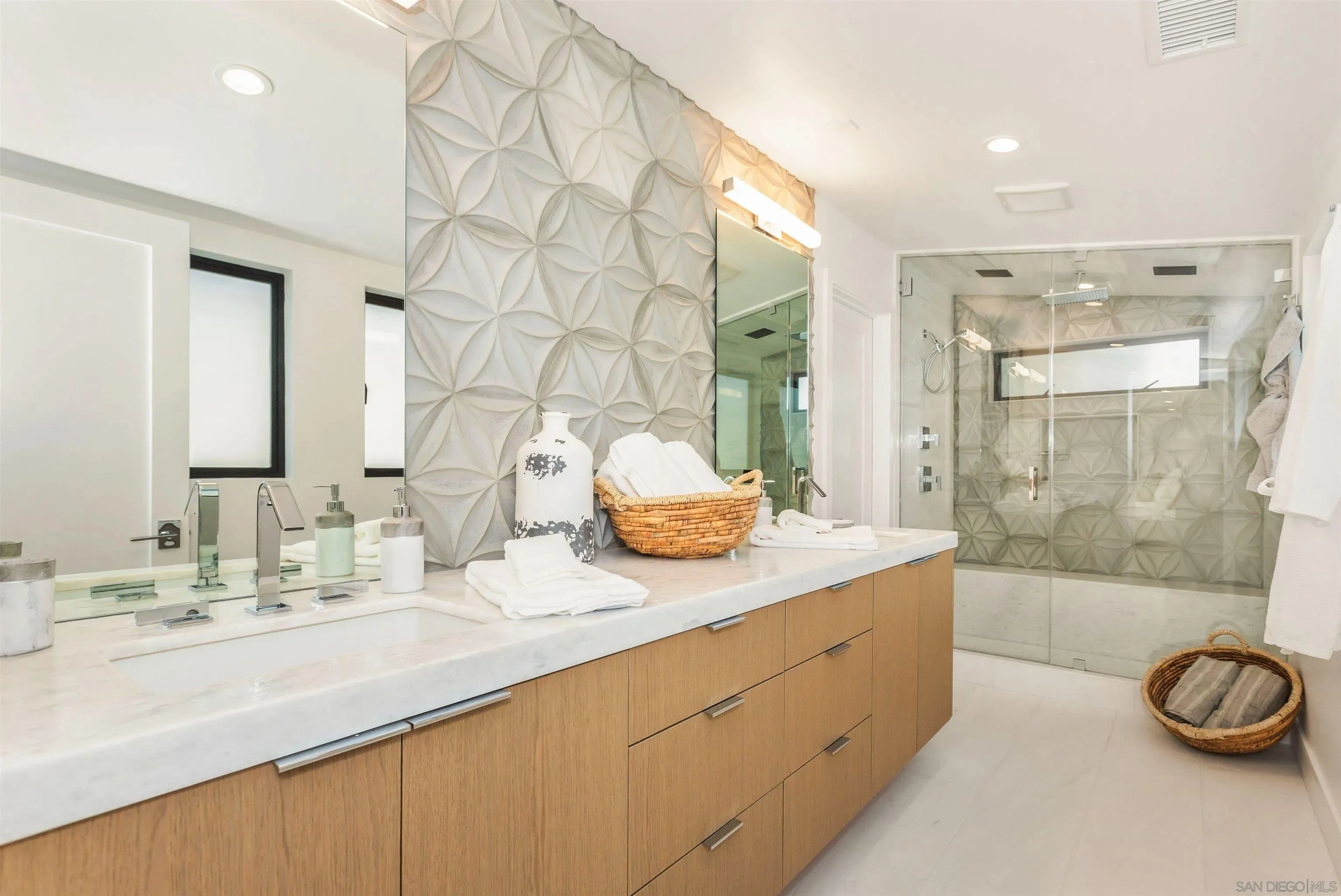 La Jolla, California 92037, United States, 4 Bedrooms Bedrooms, ,5 BathroomsBathrooms,Residential,Active,208672