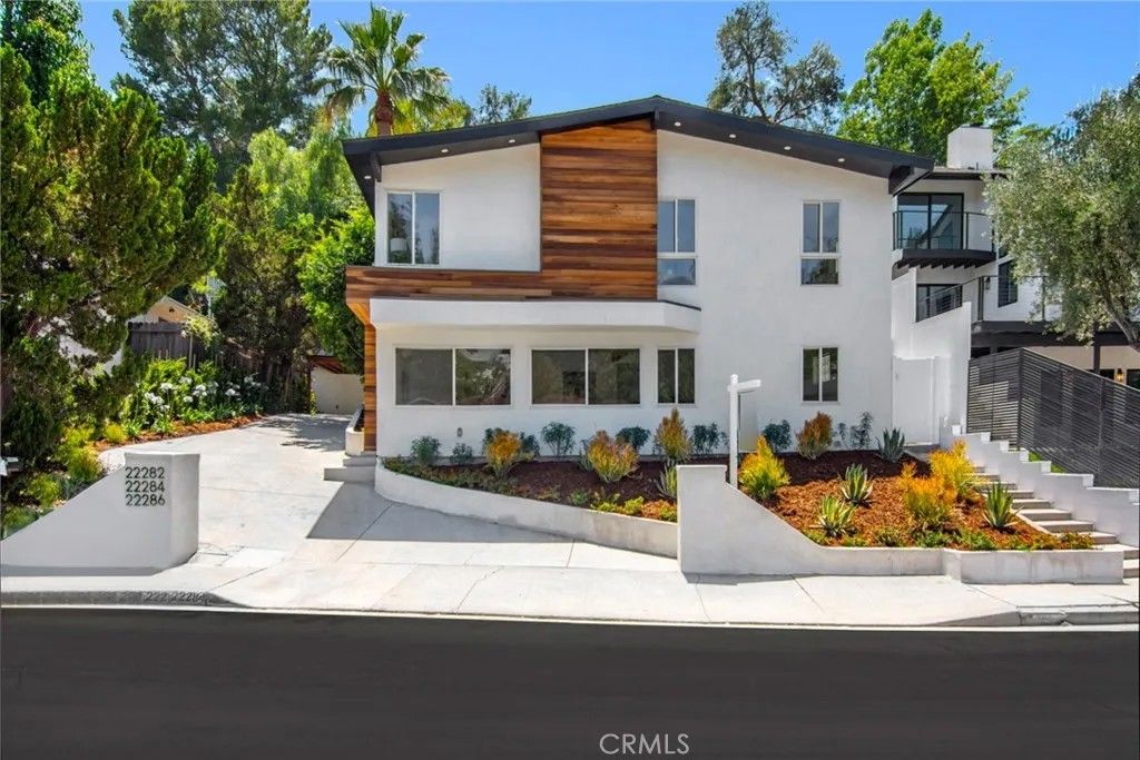 Photo of 22284 Avenue San Luis, Woodland Hills, CA 91364 (MLS # SR26024739)