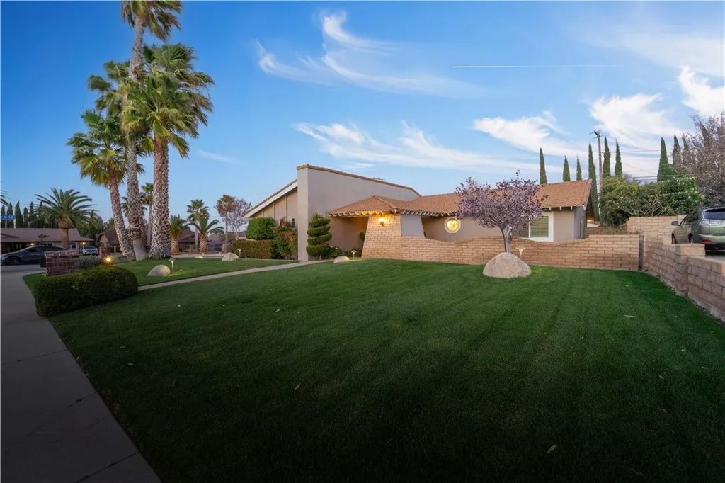 Photo of 41240 47th St, Quartz Hill, CA 93536 (MLS # SR26054013)