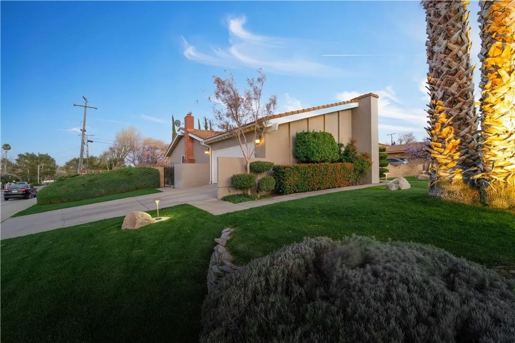 Photo of 41240 47th St, Quartz Hill, CA 93536 (MLS # SR26054013)