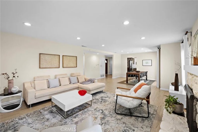 916 E Jonquil