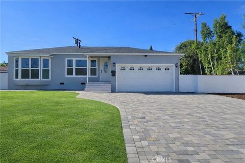 Photo of 5001 Petit Ave, Encino, CA 91436 (MLS # SR26008056)