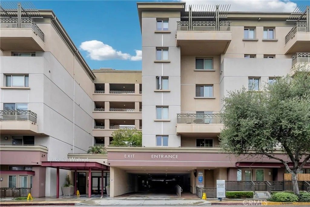Photo of 931 E Walnut ST #307, Pasadena, CA 91106 (MLS # AR26104814)