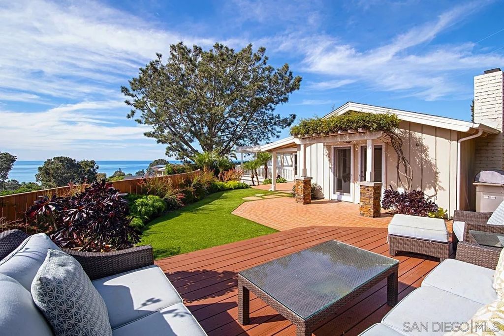 Photo of 573 Amphitheatre Dr, Del Mar, CA 92014 (MLS # 2600498)