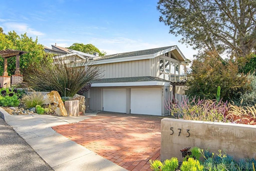 Photo of 573 Amphitheatre Dr, Del Mar, CA 92014 (MLS # 2600498)