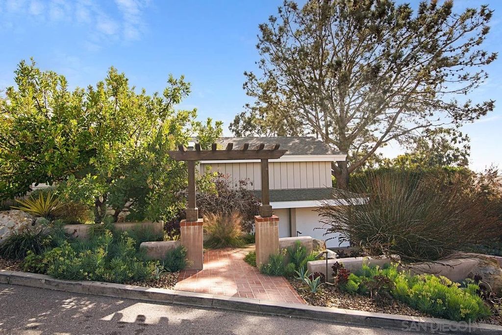 Photo of 573 Amphitheatre Dr, Del Mar, CA 92014 (MLS # 2600498)