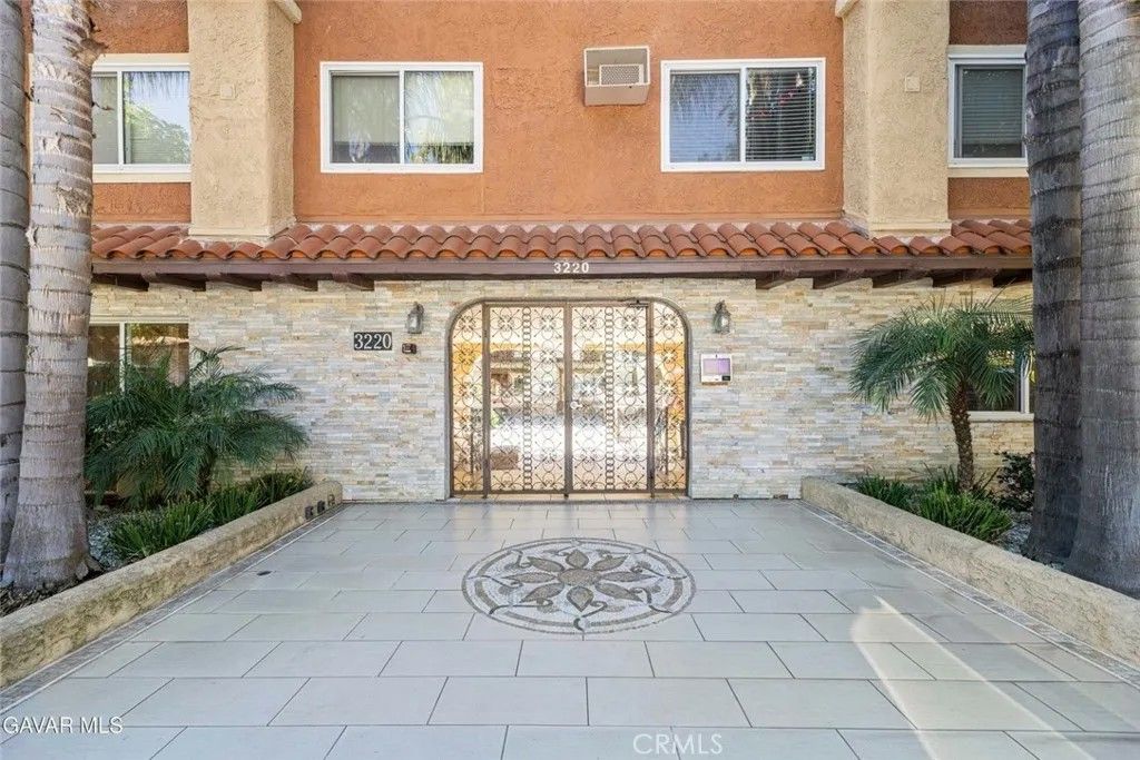 Photo of 3220 Altura Avenue #220, Glendale, CA 91214 (MLS # SR26061797)