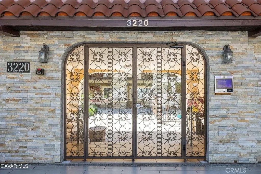 Photo of 3220 Altura Avenue #220, Glendale, CA 91214 (MLS # SR26061797)