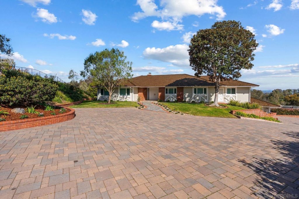 Photo of 16032 Puerta Del Sol, Rancho Santa Fe, CA 92067 (MLS # 260005953)