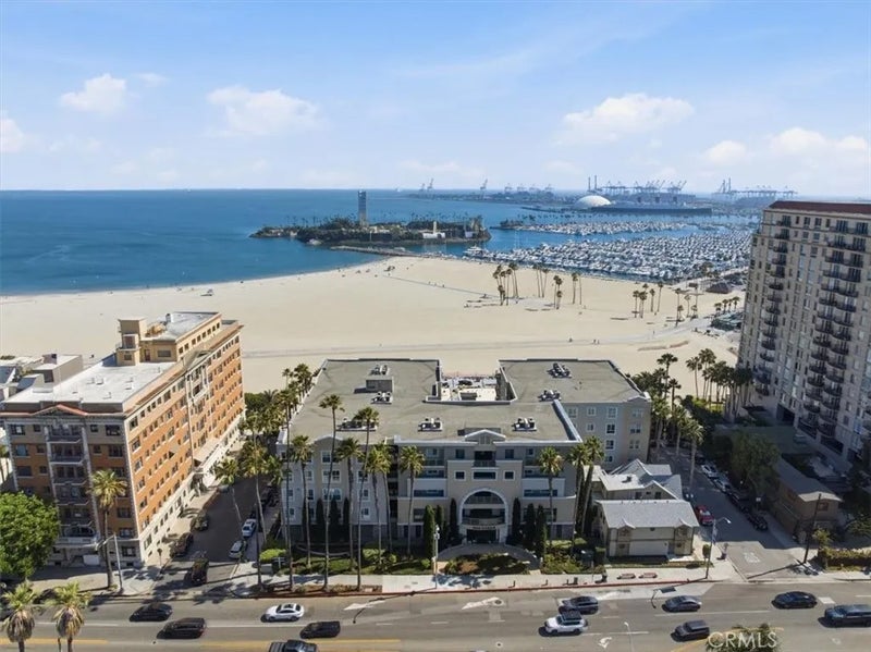 1000 E Ocean 402