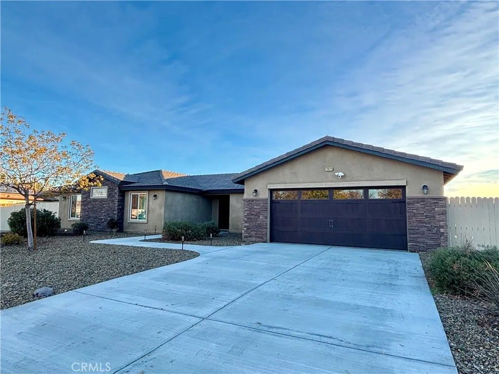 Photo of 13823 Wawona Road, Apple Valley, CA 92307 (MLS # TR25281684)