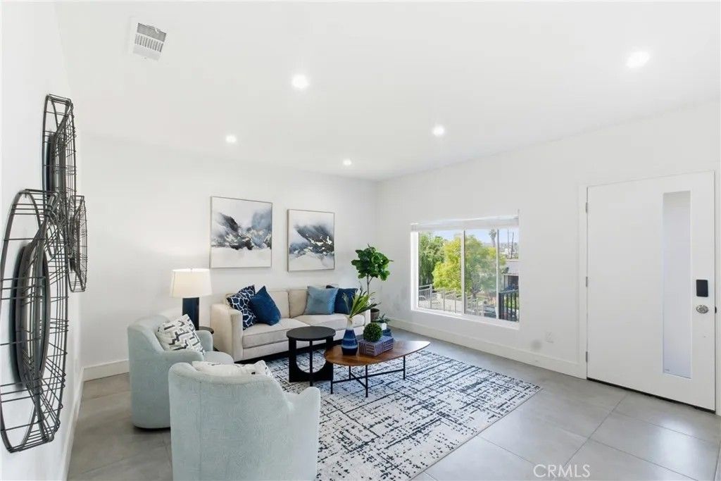 Photo of 1364 S Ridgeley Dr, Los Angeles, CA 90019 (MLS # SR26048454)