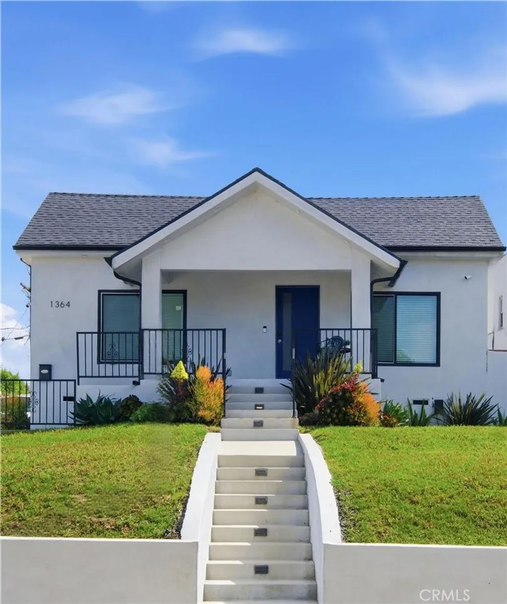 Photo of 1364 S Ridgeley Dr, Los Angeles, CA 90019 (MLS # SR26048454)