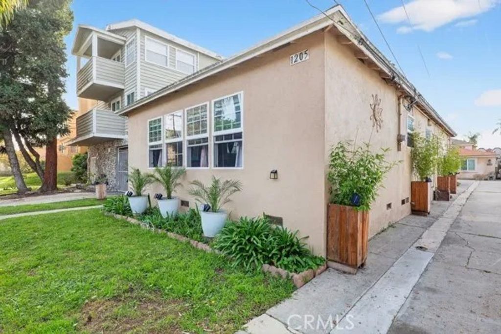 Photo of 1205 Belmont Avenue, Long Beach, CA 90804 (MLS # PW25276300)