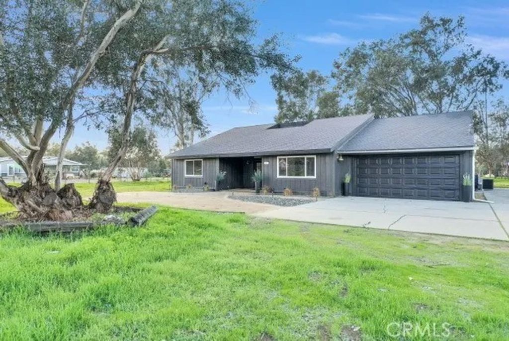 Photo of 28625 Shady Tree Ln, Winchester, CA 92596 (MLS # SW26002987)