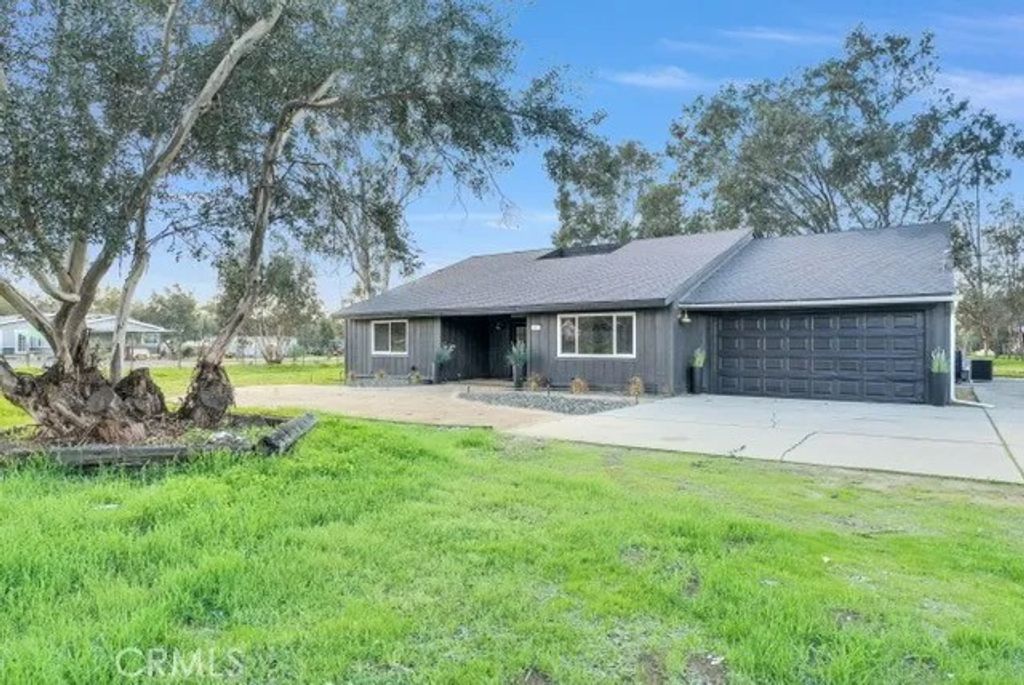 Photo of 28625 Shady Tree Ln, Winchester, CA 92596 (MLS # SW26002987)