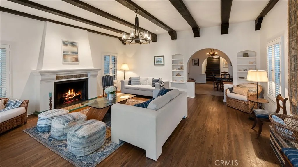 1305 E Balboa Boulevard