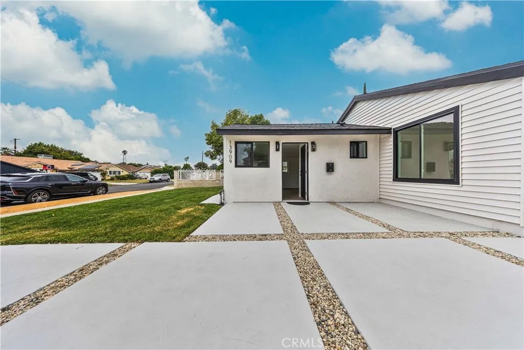 13907 Wyandotte