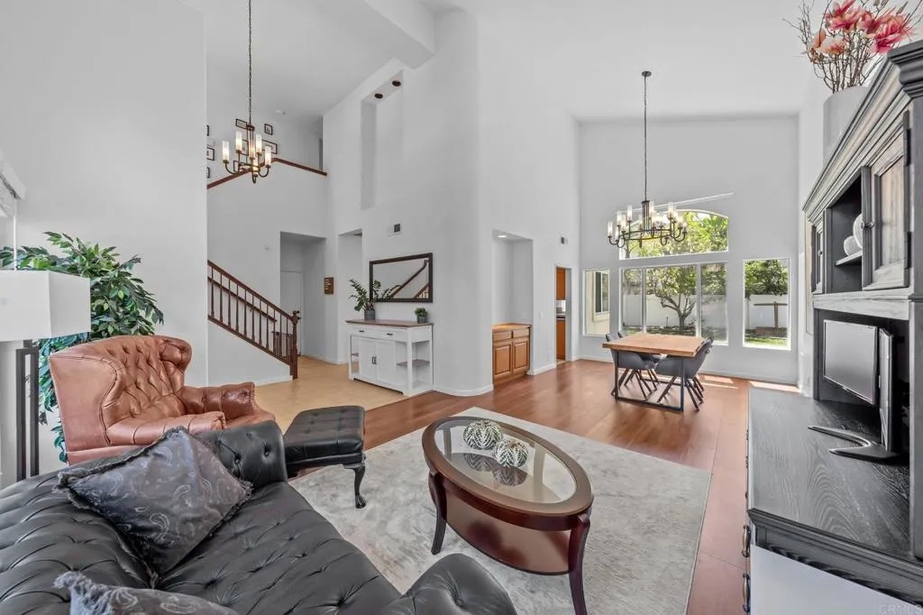 4557 Avenida Privado