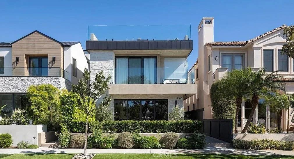 Photo of 428 Fernleaf Ave, Corona Del Mar, CA 92625 (MLS # OC26159731)