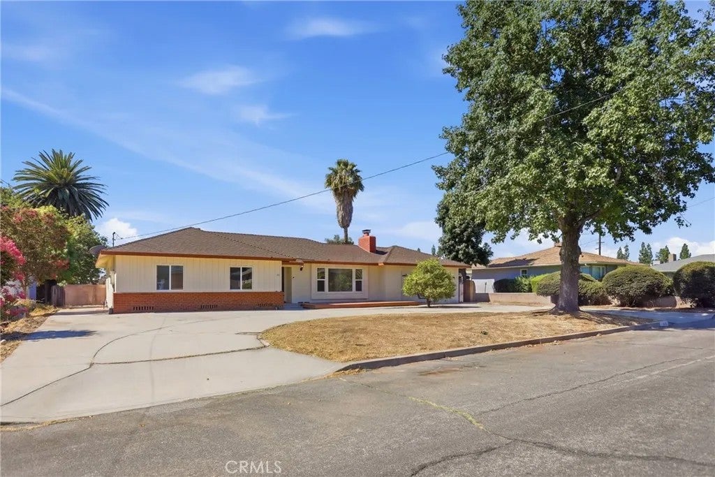 371 E Mariposa Drive