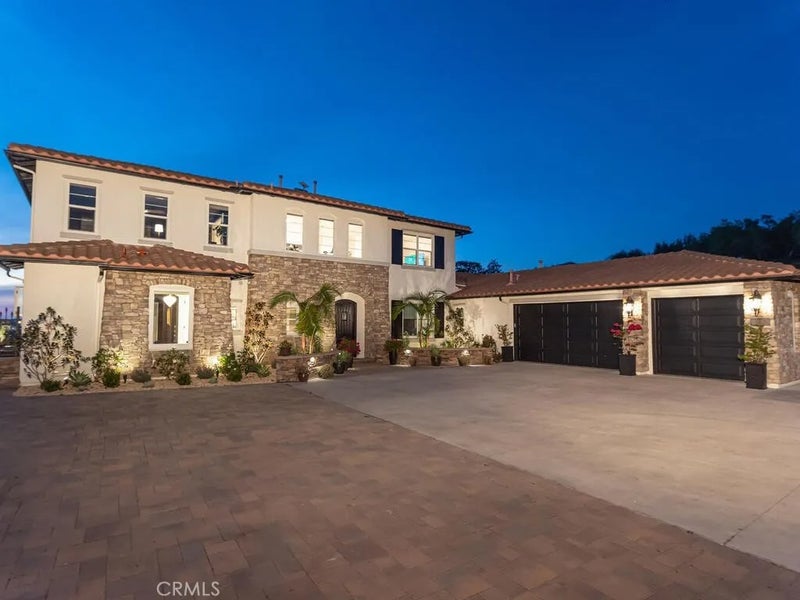 1210 Clos Duval