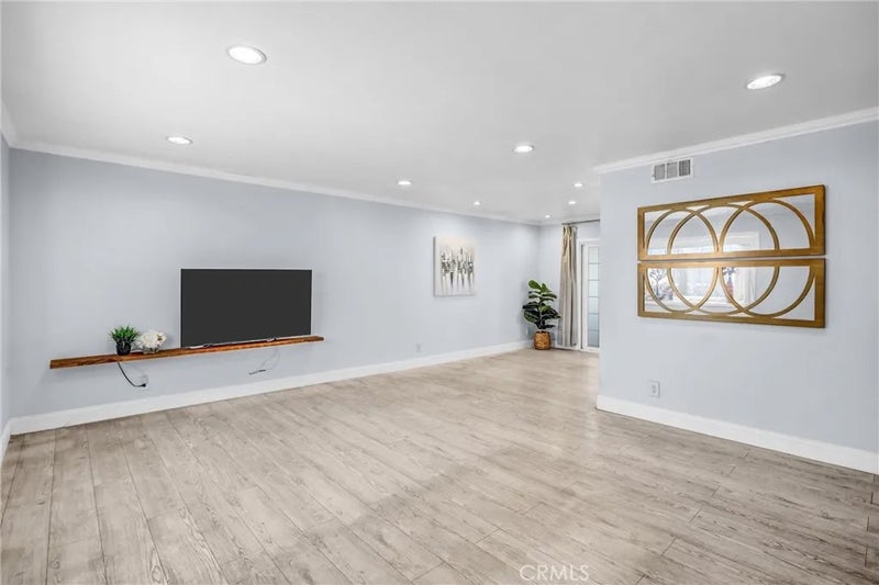 3426 S Hedgerow