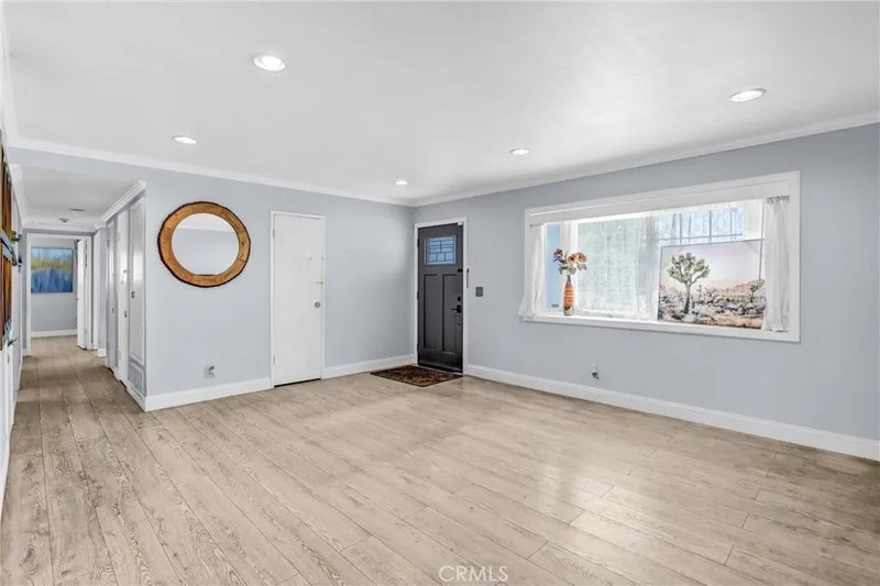 3426 S Hedgerow