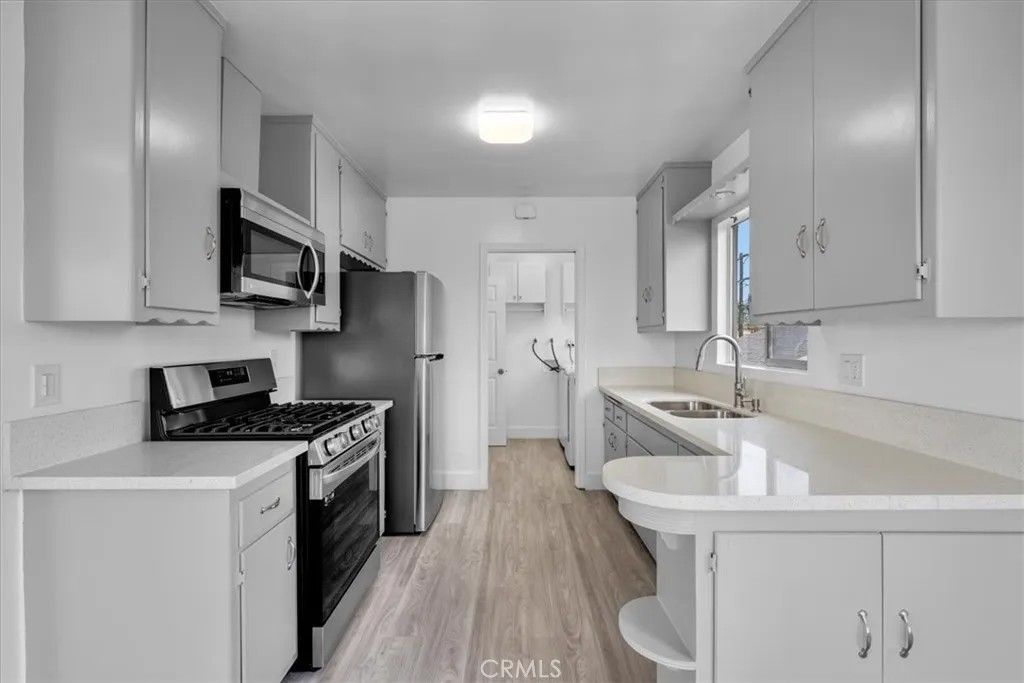 Photo of 853 W 23rd St #4, San Pedro, CA 90731 (MLS # SB26059684)